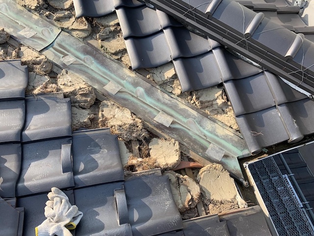 撤去中の谷板金